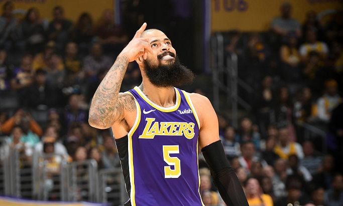 给了他一个 给了他一个