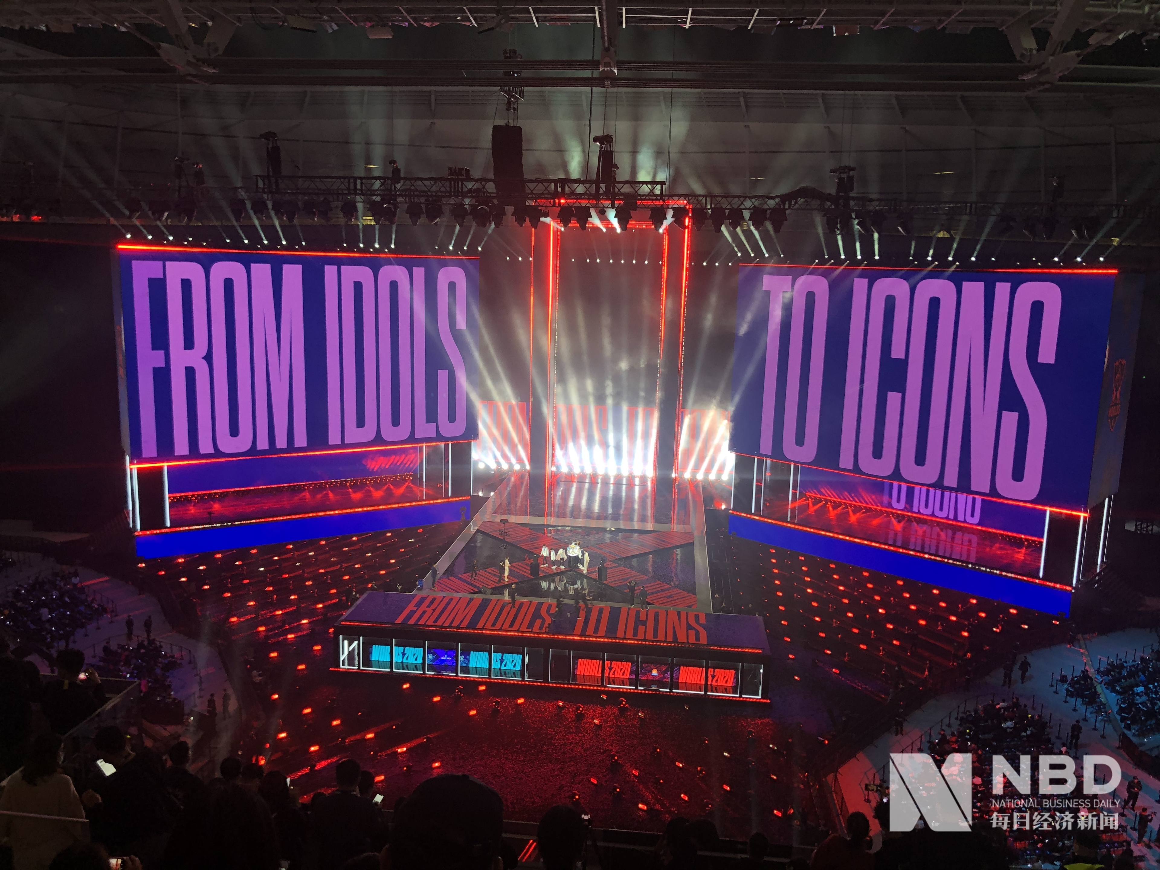 映出他在比 映出他在比